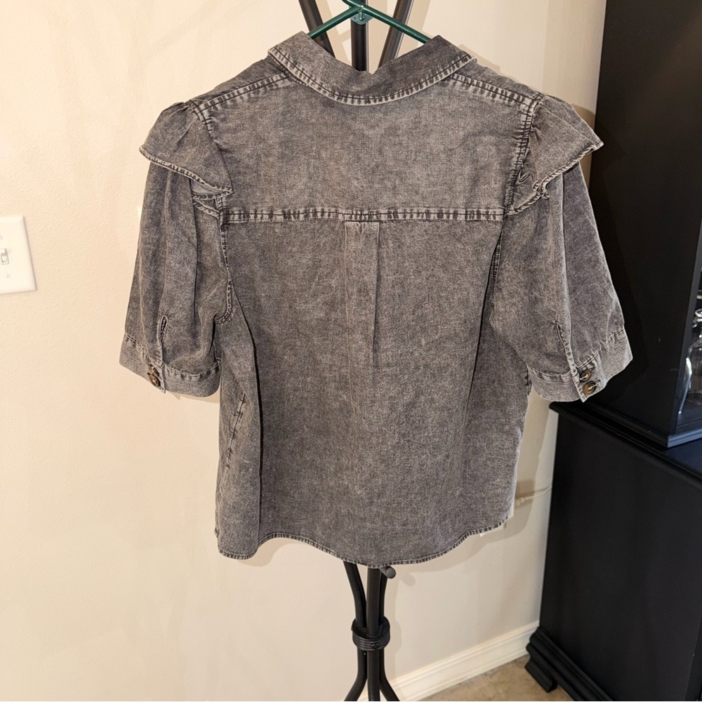 Who What Wear Gray Acid Wash Denim Button Up Blouse Ruffle Shoulder Top S - Picture 2 of 5